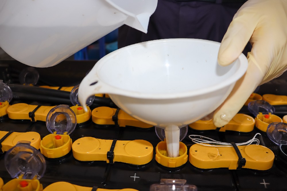 充电前，充电后，叉车电池应该在什么时候加水？