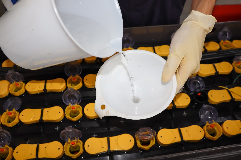 充电前还是充电后，叉车电池应该在什么时候加水？