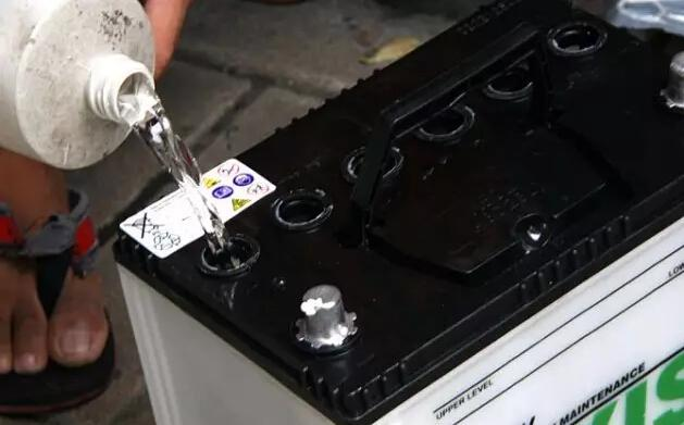 电瓶需要加什么水？如何加水？