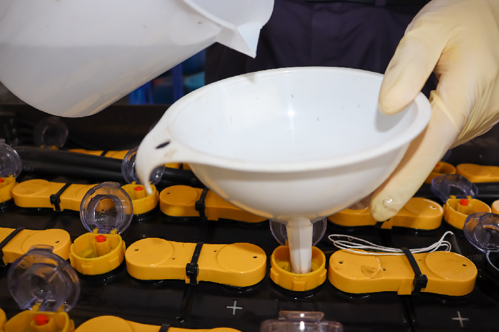 电瓶水加多了有哪些影响？如何正确加水？